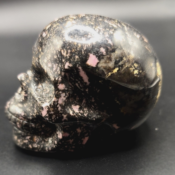 Rhodonite Skull - Picture 6 of 6
